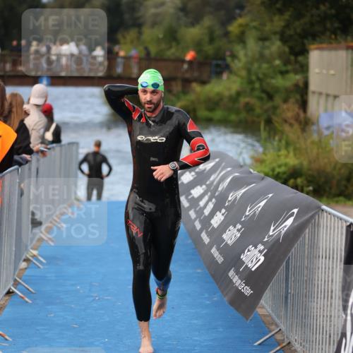 25.08.2024 - Elbe Triathlon Hamburg H.Heesch http://msf.ph/oto/6837096 25.08.2024 08:36:50 Schwimmen 44 meine-sportfotos.de