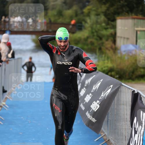 25.08.2024 - Elbe Triathlon Hamburg H.Heesch http://msf.ph/oto/6837109 25.08.2024 08:36:51 Schwimmen 44 meine-sportfotos.de
