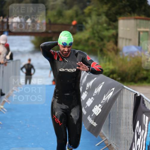 25.08.2024 - Elbe Triathlon Hamburg H.Heesch http://msf.ph/oto/6837116 25.08.2024 08:36:51 Schwimmen 44 meine-sportfotos.de