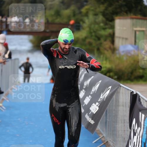 25.08.2024 - Elbe Triathlon Hamburg H.Heesch http://msf.ph/oto/6837124 25.08.2024 08:36:51 Schwimmen 44 meine-sportfotos.de