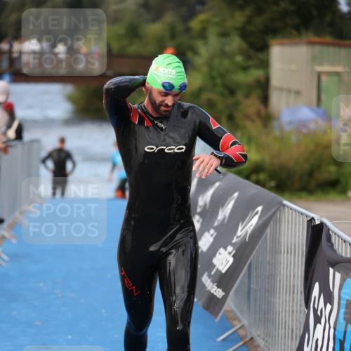 25.08.2024 - Elbe Triathlon Hamburg H.Heesch http://msf.ph/oto/6837132 25.08.2024 08:36:51 Schwimmen 44 meine-sportfotos.de