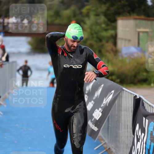 25.08.2024 - Elbe Triathlon Hamburg H.Heesch http://msf.ph/oto/6837137 25.08.2024 08:36:51 Schwimmen 44 meine-sportfotos.de