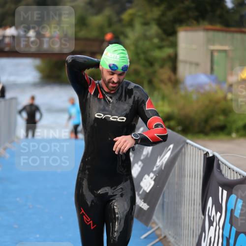 25.08.2024 - Elbe Triathlon Hamburg H.Heesch http://msf.ph/oto/6837149 25.08.2024 08:36:51 Schwimmen 44 meine-sportfotos.de