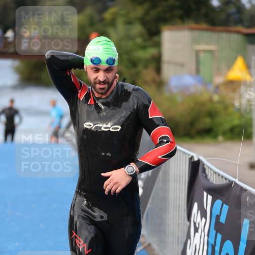 25.08.2024 - Elbe Triathlon Hamburg H.Heesch http://msf.ph/oto/6837176 25.08.2024 08:36:52 Schwimmen 44 meine-sportfotos.de