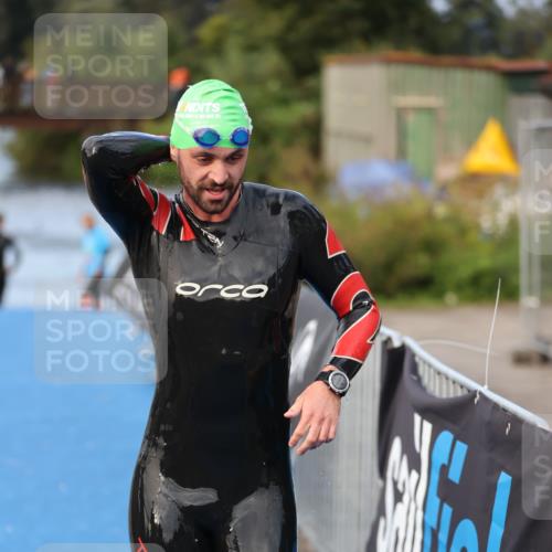 25.08.2024 - Elbe Triathlon Hamburg H.Heesch http://msf.ph/oto/6837183 25.08.2024 08:36:52 Schwimmen 44 meine-sportfotos.de