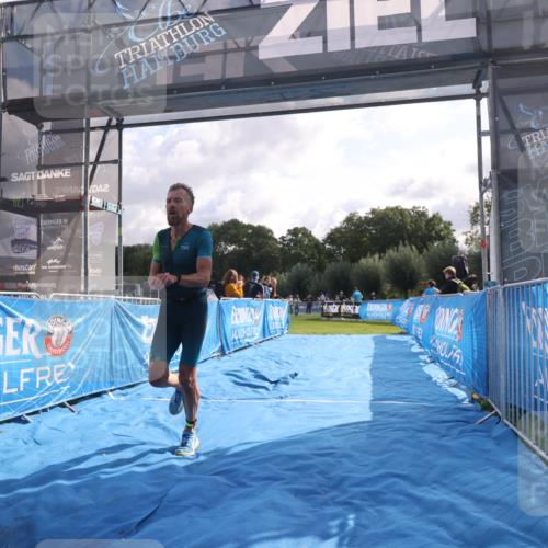 25.08.2024 - Elbe Triathlon Hamburg H.Heesch http://msf.ph/oto/6837209 25.08.2024 10:18:38 Ziel 45 meine-sportfotos.de