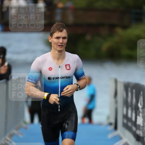 25.08.2024 - Elbe Triathlon Hamburg H.Heesch http://msf.ph/oto/6837264 25.08.2024 08:37:21 Schwimmen 67 meine-sportfotos.de