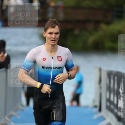 25.08.2024 - Elbe Triathlon Hamburg H.Heesch http://msf.ph/oto/6837273 25.08.2024 08:37:21 Schwimmen 67 meine-sportfotos.de