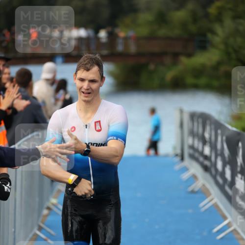 25.08.2024 - Elbe Triathlon Hamburg H.Heesch http://msf.ph/oto/6837321 25.08.2024 08:37:22 Schwimmen 67 meine-sportfotos.de