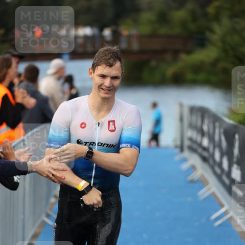 25.08.2024 - Elbe Triathlon Hamburg H.Heesch http://msf.ph/oto/6837333 25.08.2024 08:37:22 Schwimmen 67 meine-sportfotos.de