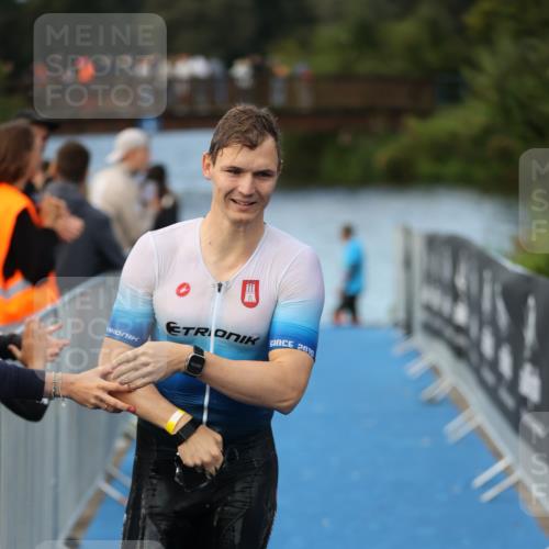 25.08.2024 - Elbe Triathlon Hamburg H.Heesch http://msf.ph/oto/6837337 25.08.2024 08:37:22 Schwimmen 67 meine-sportfotos.de