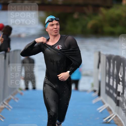 25.08.2024 - Elbe Triathlon Hamburg H.Heesch http://msf.ph/oto/6837358 25.08.2024 08:37:56 Schwimmen 63 meine-sportfotos.de