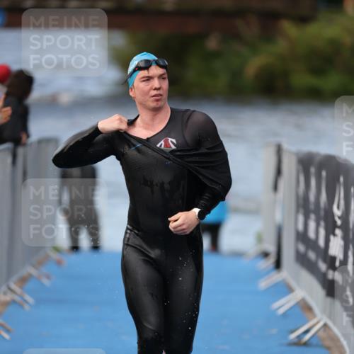 25.08.2024 - Elbe Triathlon Hamburg H.Heesch http://msf.ph/oto/6837363 25.08.2024 08:37:56 Schwimmen 63 meine-sportfotos.de