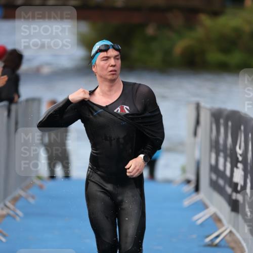 25.08.2024 - Elbe Triathlon Hamburg H.Heesch http://msf.ph/oto/6837367 25.08.2024 08:37:56 Schwimmen 63 meine-sportfotos.de