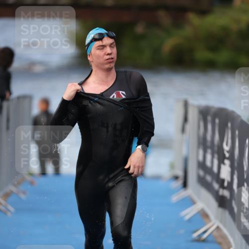 25.08.2024 - Elbe Triathlon Hamburg H.Heesch http://msf.ph/oto/6837379 25.08.2024 08:37:56 Schwimmen 63 meine-sportfotos.de