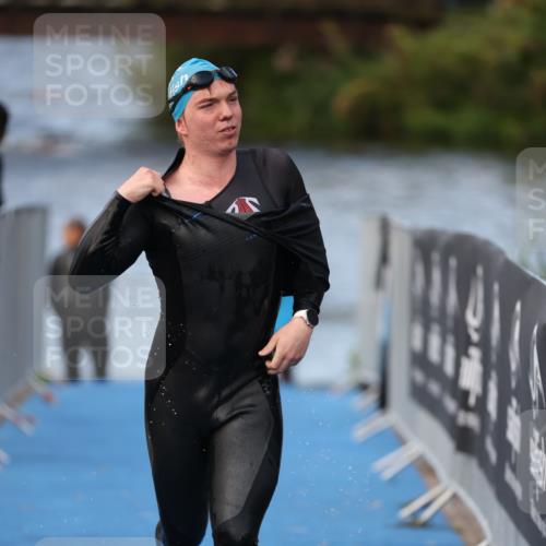 25.08.2024 - Elbe Triathlon Hamburg H.Heesch http://msf.ph/oto/6837390 25.08.2024 08:37:56 Schwimmen 63 meine-sportfotos.de