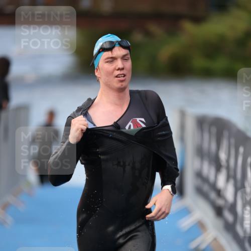 25.08.2024 - Elbe Triathlon Hamburg H.Heesch http://msf.ph/oto/6837395 25.08.2024 08:37:56 Schwimmen 63 meine-sportfotos.de