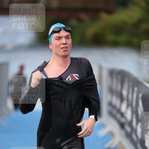 25.08.2024 - Elbe Triathlon Hamburg H.Heesch http://msf.ph/oto/6837398 25.08.2024 08:37:56 Schwimmen 63 meine-sportfotos.de