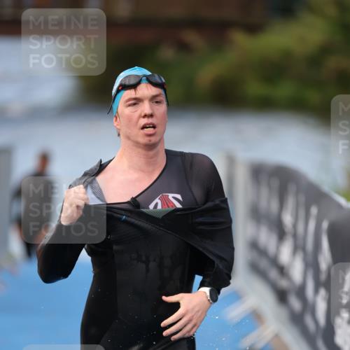 25.08.2024 - Elbe Triathlon Hamburg H.Heesch http://msf.ph/oto/6837404 25.08.2024 08:37:57 Schwimmen 63 meine-sportfotos.de
