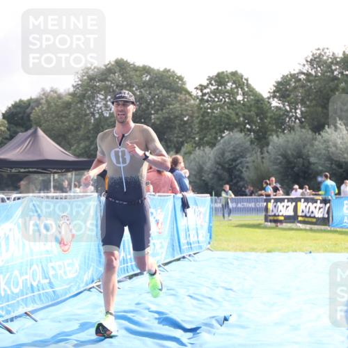 25.08.2024 - Elbe Triathlon Hamburg H.Heesch http://msf.ph/oto/6837417 25.08.2024 10:21:22 Ziel 97 meine-sportfotos.de