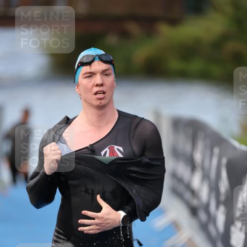 25.08.2024 - Elbe Triathlon Hamburg H.Heesch http://msf.ph/oto/6837421 25.08.2024 08:37:57 Schwimmen 63 meine-sportfotos.de