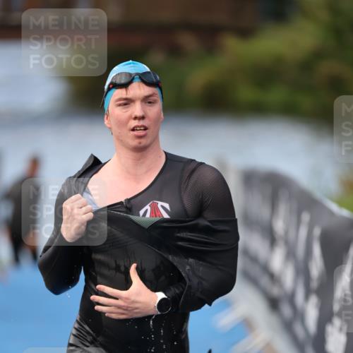 25.08.2024 - Elbe Triathlon Hamburg H.Heesch http://msf.ph/oto/6837426 25.08.2024 08:37:57 Schwimmen 63 meine-sportfotos.de