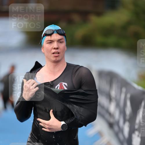 25.08.2024 - Elbe Triathlon Hamburg H.Heesch http://msf.ph/oto/6837427 25.08.2024 08:37:57 Schwimmen 63 meine-sportfotos.de