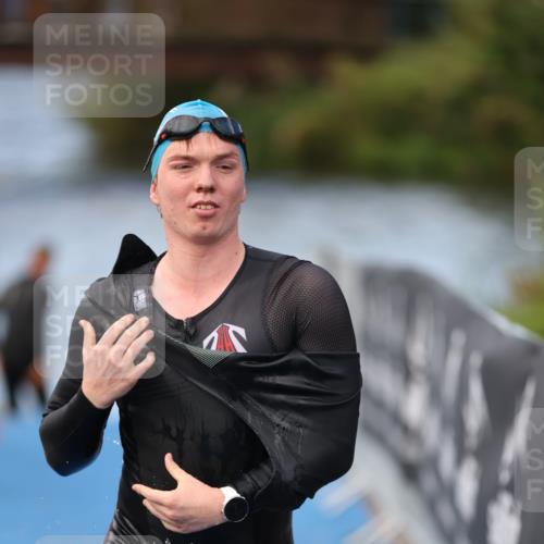 25.08.2024 - Elbe Triathlon Hamburg H.Heesch http://msf.ph/oto/6837431 25.08.2024 08:37:57 Schwimmen 63 meine-sportfotos.de