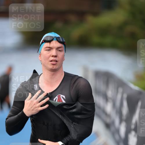 25.08.2024 - Elbe Triathlon Hamburg H.Heesch http://msf.ph/oto/6837436 25.08.2024 08:37:57 Schwimmen 63 meine-sportfotos.de