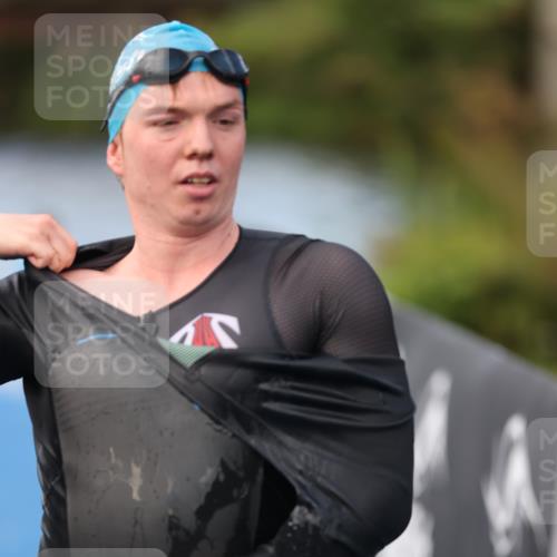 25.08.2024 - Elbe Triathlon Hamburg H.Heesch http://msf.ph/oto/6837441 25.08.2024 08:37:57 Schwimmen 63 meine-sportfotos.de