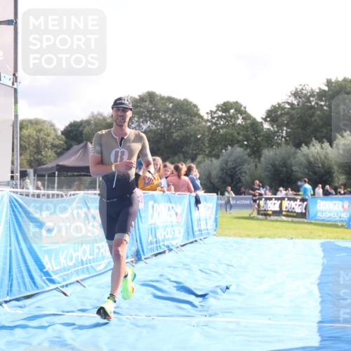 25.08.2024 - Elbe Triathlon Hamburg H.Heesch http://msf.ph/oto/6837442 25.08.2024 10:21:22 Ziel 97 meine-sportfotos.de