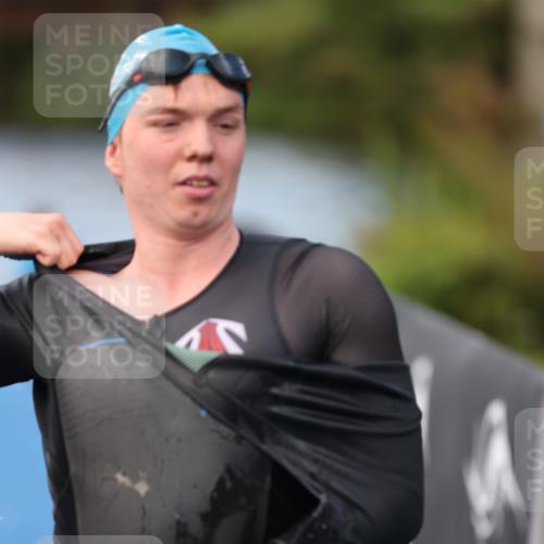 25.08.2024 - Elbe Triathlon Hamburg H.Heesch http://msf.ph/oto/6837445 25.08.2024 08:37:57 Schwimmen 63 meine-sportfotos.de