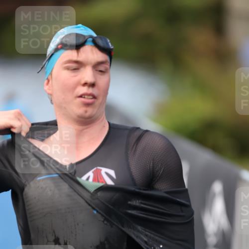 25.08.2024 - Elbe Triathlon Hamburg H.Heesch http://msf.ph/oto/6837451 25.08.2024 08:37:57 Schwimmen 63 meine-sportfotos.de