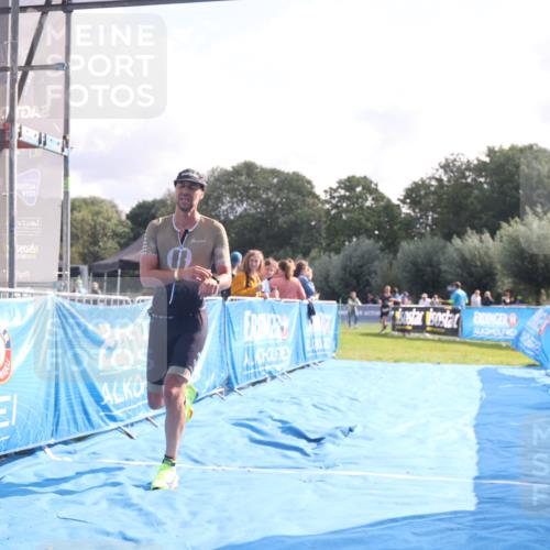 25.08.2024 - Elbe Triathlon Hamburg H.Heesch http://msf.ph/oto/6837454 25.08.2024 10:21:22 Ziel 97 meine-sportfotos.de