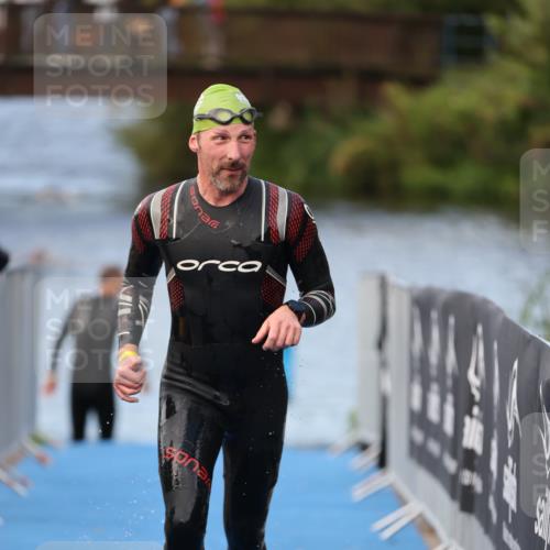 25.08.2024 - Elbe Triathlon Hamburg H.Heesch http://msf.ph/oto/6837460 25.08.2024 08:38:16 Schwimmen 53 meine-sportfotos.de