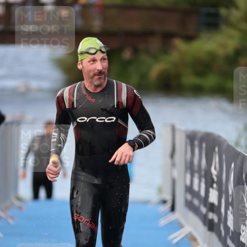 25.08.2024 - Elbe Triathlon Hamburg H.Heesch http://msf.ph/oto/6837469 25.08.2024 08:38:16 Schwimmen 53 meine-sportfotos.de