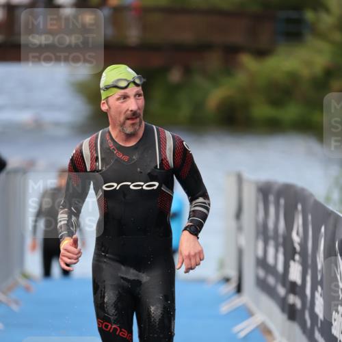 25.08.2024 - Elbe Triathlon Hamburg H.Heesch http://msf.ph/oto/6837481 25.08.2024 08:38:16 Schwimmen 53 meine-sportfotos.de