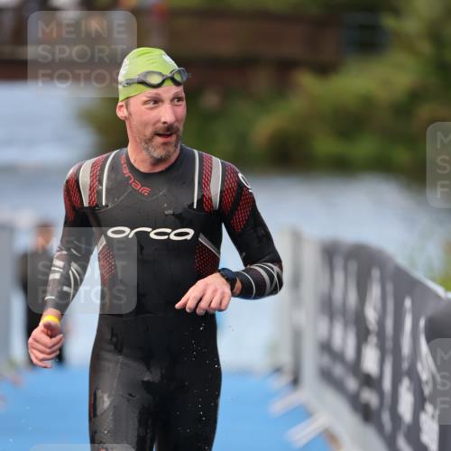 25.08.2024 - Elbe Triathlon Hamburg H.Heesch http://msf.ph/oto/6837490 25.08.2024 08:38:16 Schwimmen 53 meine-sportfotos.de