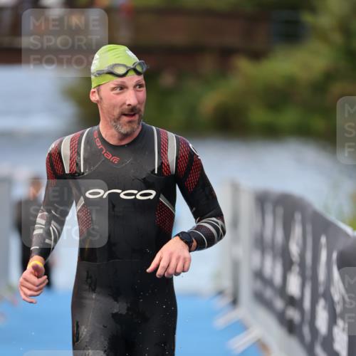 25.08.2024 - Elbe Triathlon Hamburg H.Heesch http://msf.ph/oto/6837496 25.08.2024 08:38:17 Schwimmen 53 meine-sportfotos.de