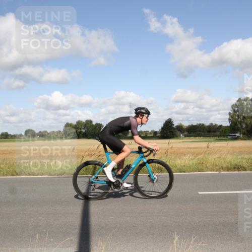 25.08.2024 - Elbe Triathlon Hamburg Fuchs,  Jonas http://msf.ph/oto/6837507 25.08.2024 10:42:38 Radfahren 1454, 693, 765 meine-sportfotos.de