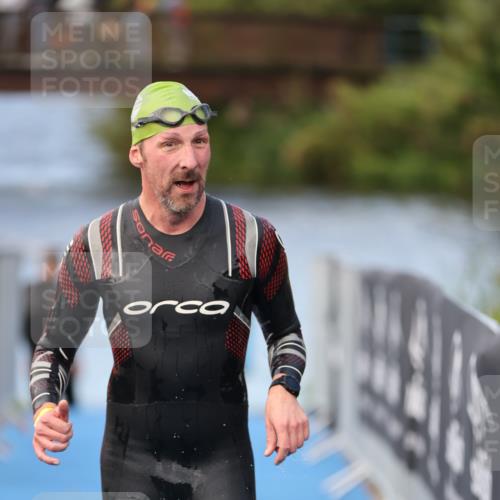 25.08.2024 - Elbe Triathlon Hamburg H.Heesch http://msf.ph/oto/6837509 25.08.2024 08:38:17 Schwimmen 53 meine-sportfotos.de