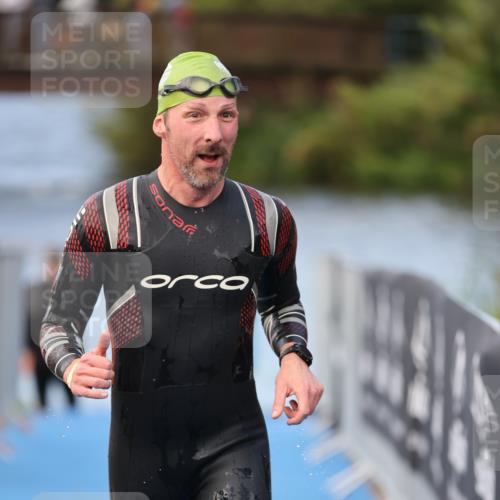 25.08.2024 - Elbe Triathlon Hamburg H.Heesch http://msf.ph/oto/6837516 25.08.2024 08:38:17 Schwimmen 53 meine-sportfotos.de