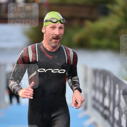 25.08.2024 - Elbe Triathlon Hamburg H.Heesch http://msf.ph/oto/6837520 25.08.2024 08:38:17 Schwimmen 53 meine-sportfotos.de
