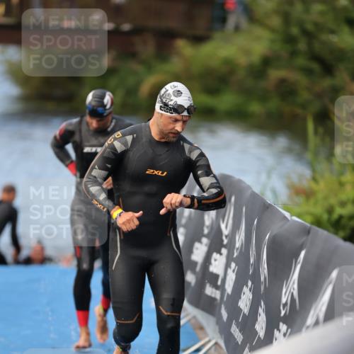 25.08.2024 - Elbe Triathlon Hamburg H.Heesch http://msf.ph/oto/6837577 25.08.2024 08:38:57 Schwimmen 66, 101, 111 meine-sportfotos.de