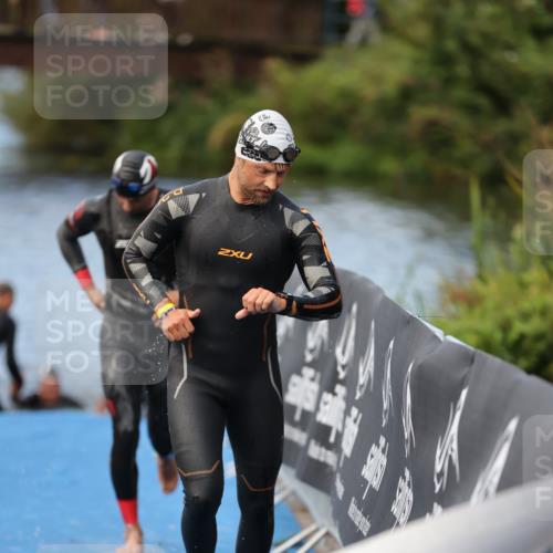 25.08.2024 - Elbe Triathlon Hamburg H.Heesch http://msf.ph/oto/6837586 25.08.2024 08:38:57 Schwimmen 66, 101, 111 meine-sportfotos.de