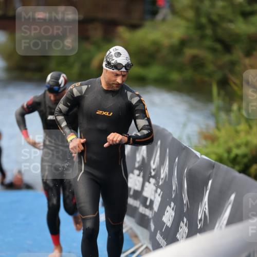 25.08.2024 - Elbe Triathlon Hamburg H.Heesch http://msf.ph/oto/6837590 25.08.2024 08:38:57 Schwimmen 66, 101, 111 meine-sportfotos.de