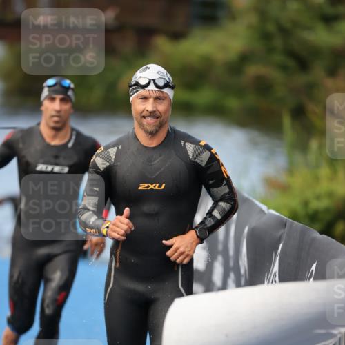 25.08.2024 - Elbe Triathlon Hamburg H.Heesch http://msf.ph/oto/6837606 25.08.2024 08:38:58 Schwimmen 66, 101, 111 meine-sportfotos.de