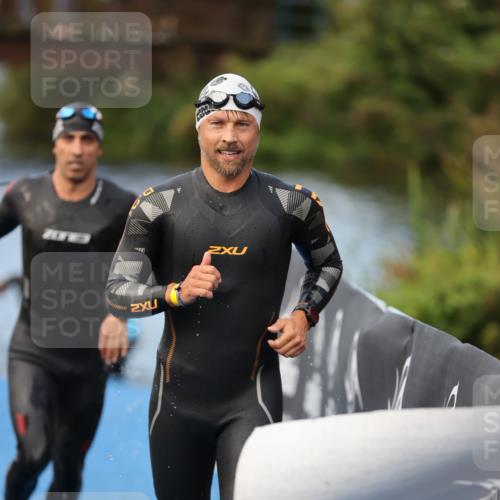 25.08.2024 - Elbe Triathlon Hamburg H.Heesch http://msf.ph/oto/6837619 25.08.2024 08:38:58 Schwimmen 66, 101, 111 meine-sportfotos.de
