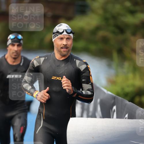 25.08.2024 - Elbe Triathlon Hamburg H.Heesch http://msf.ph/oto/6837629 25.08.2024 08:38:58 Schwimmen 66, 101, 111 meine-sportfotos.de