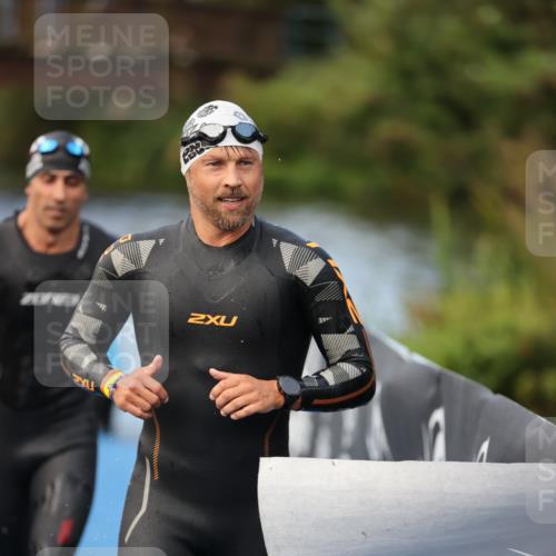 25.08.2024 - Elbe Triathlon Hamburg H.Heesch http://msf.ph/oto/6837640 25.08.2024 08:38:58 Schwimmen 66, 101, 111 meine-sportfotos.de